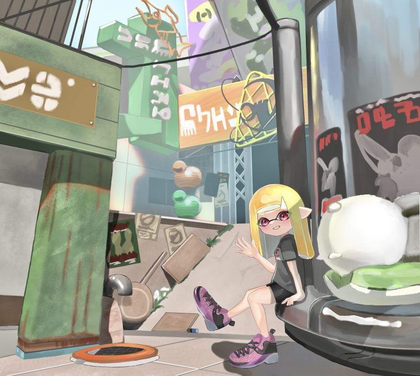 1girl absurdres bike_shorts black_shorts blonde_hair building commentary_request cross-laced_footwear full_body grate grey_shirt highres inkling inkling_(language) inkling_girl inkling_player_character long_hair looking_at_viewer negi_kobito outdoors pink_footwear pointy_ears print_shirt red_eyes sewer_grate shirt shoes shorts sitting smile solo splatoon_(series) splatoon_2 teeth tentacle_hair waving