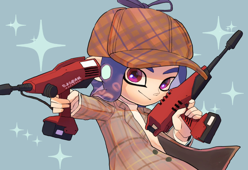 1boy blue_background brown_hat closed_mouth commentary_request dual_wielding dualie_squelcher_(splatoon) gun highres holding holding_gun holding_weapon looking_at_viewer male_focus medium_hair nastar_r0 octoling octoling_boy octoling_player_character pink_eyes purple_hair simple_background smile solo sparkle splatoon_(series) splatoon_3 tentacle_hair upper_body weapon