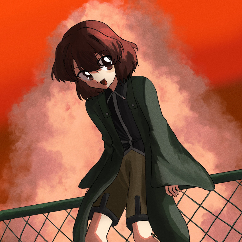 1other androgynous black_shirt black_trim brown_shorts coat collared_shirt dusk fence film_grain green_coat hair_between_eyes hair_intakes highres kurokoge_karubi len'en long_sleeves medium_hair open_clothes open_coat open_mouth other_focus outdoors red_eyes red_sky redhead shirt shitodo_hooaka shorts sky smile solo wide_sleeves