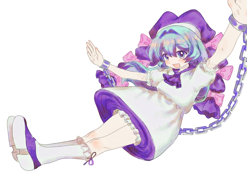 1girl ascot bingkuaihei bow chain character_request commentary_request cuffs frilled_socks frills green_eyes green_hair hair_intakes highres meet_again_in_the_night multiple_hat_bows open_mouth original pink_bow purple_ascot purple_hat shackles shirt simple_background skirt skirt_set smile socks solo touhou white_background white_shirt white_skirt white_socks