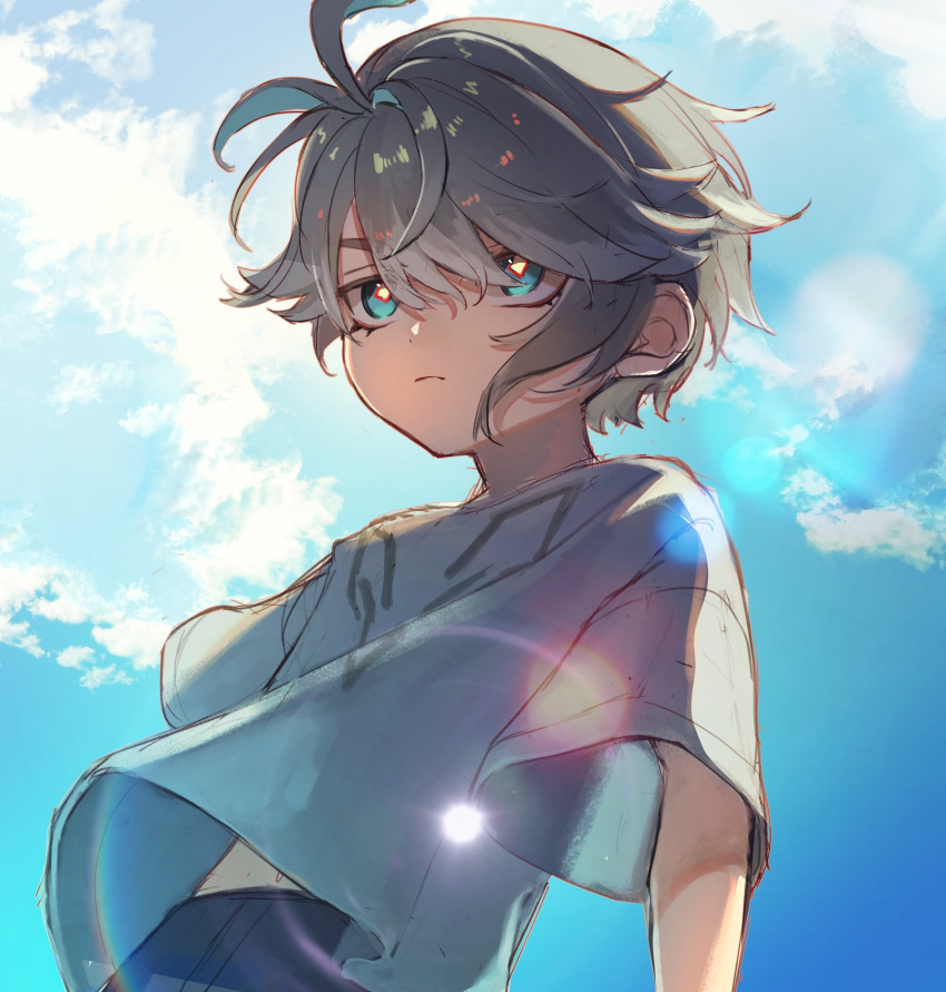 1boy aged_down alhaitham_(genshin_impact) antenna_hair blue_sky child closed_mouth clouds commentary_request day from_below frown genshin_impact green_eyes green_hair grey_hair hair_between_eyes highres lens_flare male_focus outdoors parted_bangs serious shirt short_hair short_sleeves sky solo swept_bangs t-shirt v-shaped_eyebrows white_shirt yonaga_tsuki25