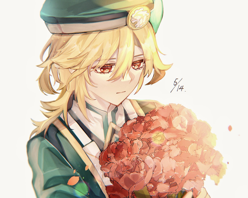 1boy akademiya_uniform badge beret blonde_hair bouquet closed_mouth commentary_request dated expressionless eyelashes flower genshin_impact gold_trim green_hat green_jacket hair_between_eyes hat highres holding holding_bouquet jacket kaveh_(genshin_impact) lens_flare light_particles long_hair male_focus open_clothes open_jacket parted_bangs petals red_eyes red_flower sakura11587158 shirt sidelocks simple_background solo upper_body white_background white_shirt
