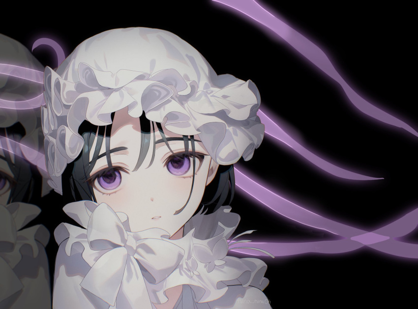1girl alien_stage black_background black_hair commentary dress empty_eyes expressionless eyelashes frilled_bonnet frilled_dress frills highres long_eyelashes looking_at_viewer parted_lips reflection short_hair solo sua_(alien_stage) tuna_tuna04 violet_eyes white_hat