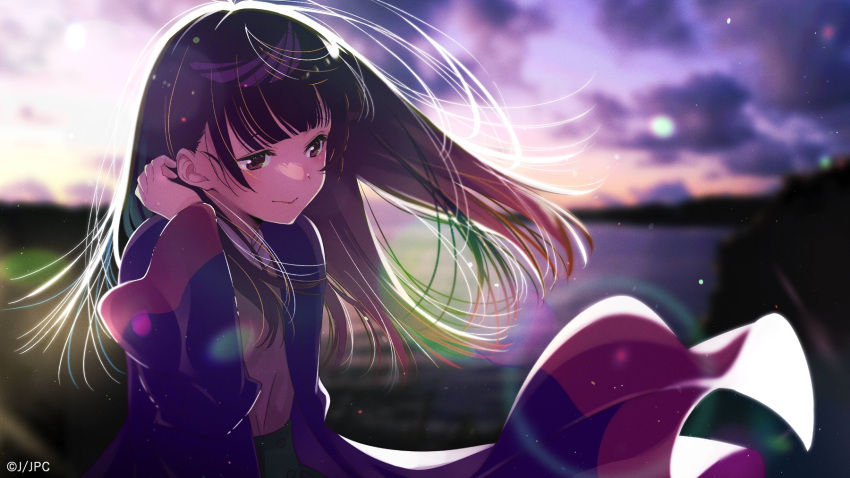 1girl bloom blue_jacket blunt_bangs blurry blurry_background closed_mouth clouds cloudy_sky commentary_request copyright_notice curled_fingers dark_clouds depth_of_field eyelashes floating_hair green_skirt hair_flip hand_in_own_hair hand_up high-waist_skirt highres hirayama_kanna jacket lens_flare light_particles long_hair multicolored_clothes multicolored_jacket official_art open_clothes open_jacket purple_hair purple_jacket purple_sky shirt skirt sky smile solo takanashi_kim_anouk_mei two-tone_jacket upper_body violet_eyes yellow_shirt yoru_no_kurage_wa_oyogenai