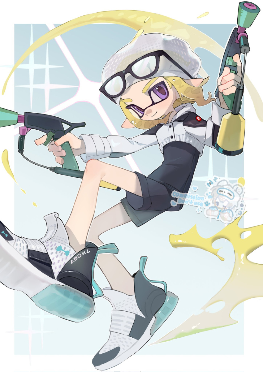 1girl black-framed_eyewear black_shorts blonde_hair blue_background border closed_mouth commentary commission dual_wielding eyewear_on_head full_body glasses gradient_background gun highres holding holding_gun holding_weapon inkling inkling_girl inkling_player_character looking_at_viewer medium_hair outside_border p-pepper paint shoes shorts simple_background smile solo sparkle splat_dualies_(splatoon) splatoon_(series) splatoon_3 tentacle_hair violet_eyes weapon white_border