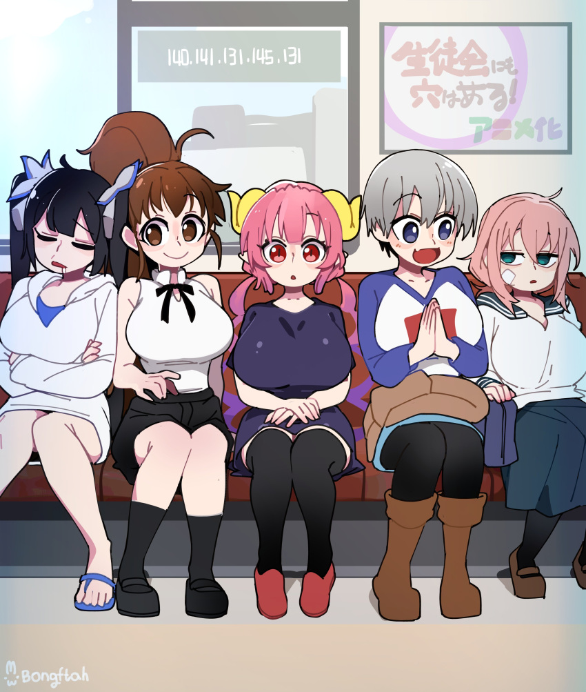 5girls :d :o absurdres ahoge arm_at_side bags_under_eyes bare_arms bare_legs bare_shoulders black_hair black_pantyhose black_ribbon black_shirt black_shoes black_skirt black_socks black_thighhighs blue_eyes blue_sailor_collar blue_shirt blue_skirt blush blush_stickers bongfill boots breasts brown_boots brown_hair closed_eyes closed_mouth crossed_arms crossover dragon_girl dragon_horns dungeon_ni_deai_wo_motomeru_no_wa_machigatteiru_darou_ka facing_viewer fang full_body gradient_hair green_eyes grey_hair hair_between_eyes half-closed_eyes hands_on_own_thighs hands_up height hestia_(danmachi) high_ponytail highres hood hoodie horns ilulu_(maidragon) indoors jitome knees_together_feet_apart kobayashi-san_chi_no_maidragon large_breasts legs_together long_hair long_sleeves looking_at_viewer looking_to_the_side low_twintails medium_skirt michinoku_komaro miniskirt multicolored_hair multiple_crossover multiple_girls no_pupils open_mouth oppai_loli own_hands_together palms_together pantyhose parted_lips pink_hair ponytail print_shirt purple_hair red_eyes red_hair red_shoes ribbon sailor_collar saliva_drip seitokai_ni_mo_ana_wa_aru! shirt shirt_ribbon shoes short_hair shortstack sidelocks sitting skin_fang skirt sleeping sleeveless sleeveless_shirt smile socks straight-on straight_hair sugoi_dekai t-shirt taneshima_popura thighhighs train_interior trait_connection twintails two-tone_hair two-tone_shirt uzaki-chan_wa_asobitai! uzaki_hana white_hoodie white_shirt working!! zettai_ryouiki