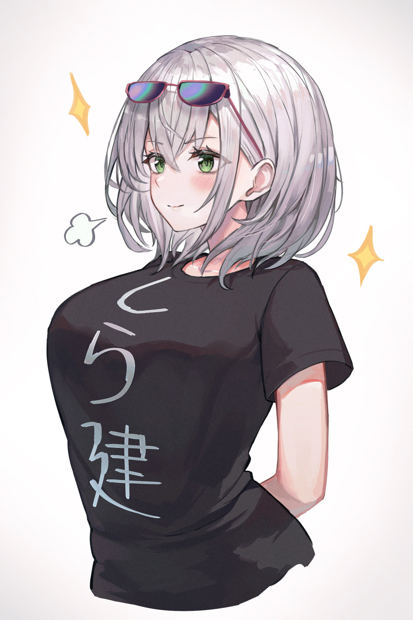 1girl absurdres arms_behind_back black_shirt blush closed_mouth clothes_writing eyebrows_visible_through_hair eyewear_on_head gradient gradient_background green_eyes grey_background hair_between_eyes highres hololive looking_away myung_yi shirogane_noel shirt short_hair short_sleeves silver_hair smile solo sunglasses t-shirt translation_request virtual_youtuber