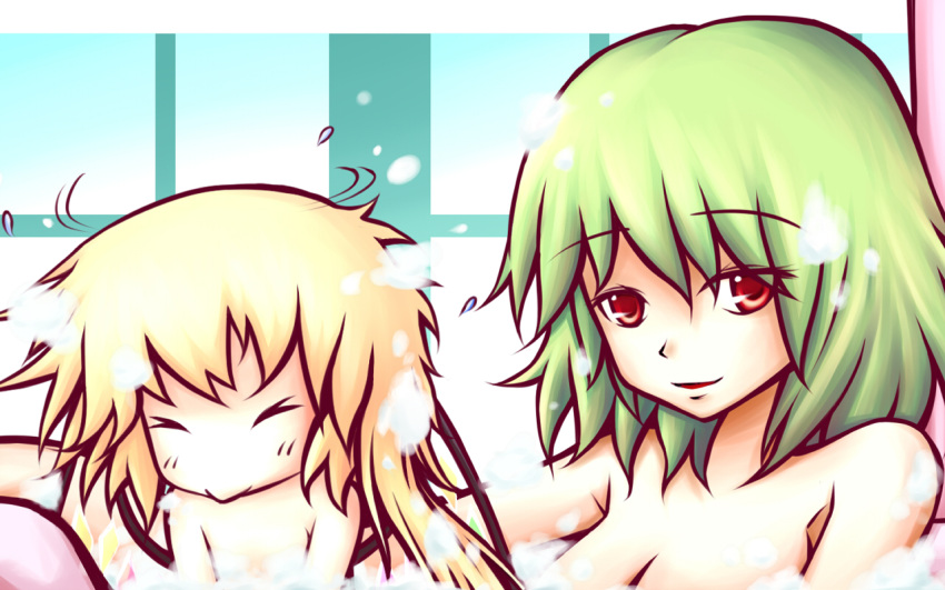 &gt;_&lt; :&gt; bath breasts bubble_bath cleavage flandre_scarlet green_hair kazami_yuuka kyuu_kaeda messy_hair multiple_girls portrait red_eyes smile sneezing touhou wallpaper winecrazy wings youkai