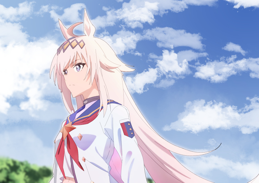 1girl ahoge animal_ears blue_eyes blue_sailor_collar blue_skirt blue_sky breasts brooch closed_mouth clouds diamond_hairband ear_ornament grey_hair hair_between_eyes hair_ornament hairband highres horse_ears horse_girl jacket jewelry long_hair long_sleeves midriff multicolored_hair neckerchief newgame_peco oguri_cap_(starlight_beat)_(umamusume) oguri_cap_(umamusume) outdoors red_neckerchief sailor_collar shirt skirt sky solo star_brooch umamusume umamusume:_cinderella_gray upper_body white_jacket white_shirt