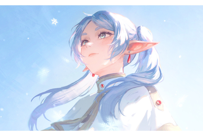 1girl blue_sky blush capelet closed_mouth commentary earrings elf floating_earrings frieren green_eyes grey_hair head_back highres jewelry long_hair long_pointy_ears looking_up meme parted_bangs pointy_ears sky snowflakes snowing solo sousou_no_frieren teardrop_earrings twintails upper_body upward_angle_frieren_drawing_(meme) white_capelet white_hair yennyu