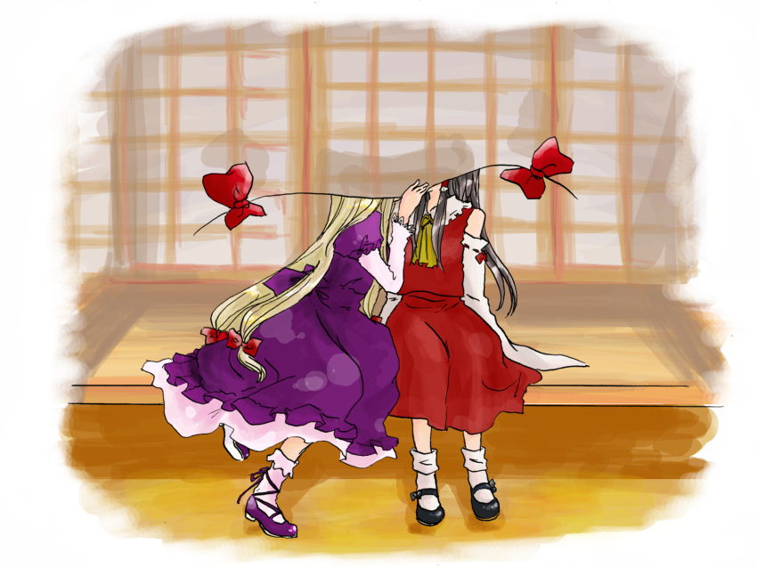 2girls black_hair blonde_hair gap hakurei_reimu highres kiss kuronoa multiple_girls touhou yakumo_yukari yuri