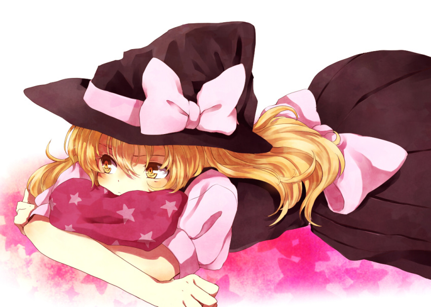 blonde_hair blush bow crossed_arms cushion hair_bow hat hat_bow kirisame_marisa long_hair lying on_stomach pillow solo surumeri_(baneiro) touhou witch witch_hat yellow_eyes
