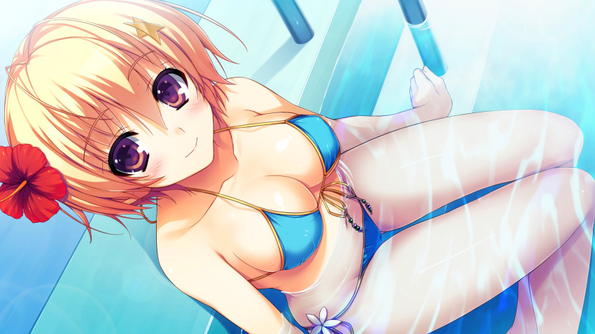 1girl bare_shoulders bikini blonde_hair blue_bikini breasts cleavage collarbone flower from_above front-tie_top hair_flower hair_ornament hibiscus highres nozomi_(reminiscence) partially_submerged reminiscence short_hair side-tie_bikini sitting smile solo string_bikini swimsuit tomose_shunsaku violet_eyes