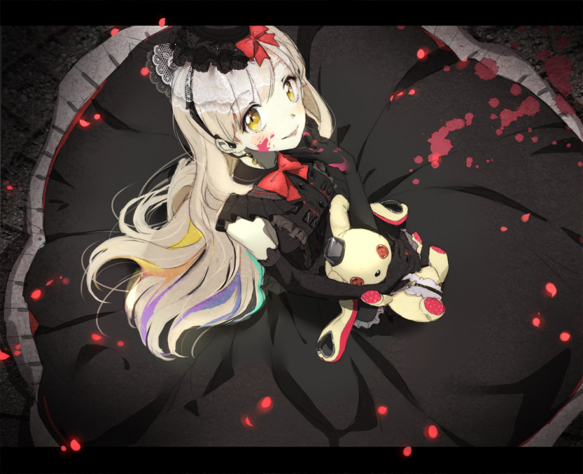 black_dress blonde_hair blood blood_splatter dress elbow_gloves from_above gloves gothic_lolita hat letterboxed lolita_fashion long_hair looking_at_viewer looking_up mayu_(vocaloid) multicolored_hair pale_skin smile solo stuffed_toy ume_(plumblossom) vocaloid yandere