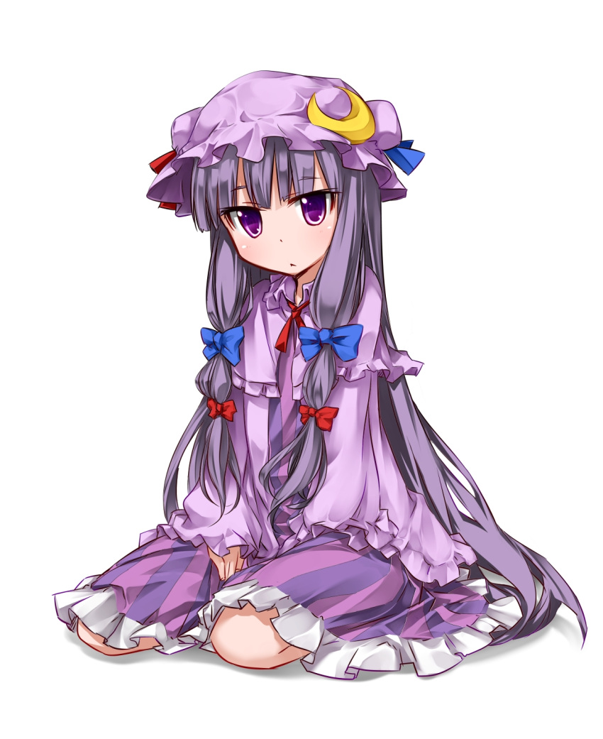 1girl :&lt; capelet crescent dress hair_ribbon hat highres long_hair long_sleeves looking_at_viewer moegi_nenene patchouli_knowledge purple_dress purple_hair ribbon simple_background sitting solo striped striped_dress touhou tress_ribbon v_arms very_long_hair violet_eyes white_background wide_sleeves