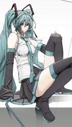 hatsune miku from vocaloid by piropiro0215