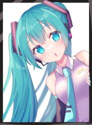 hatsune miku from vocaloid by tsukizuumi