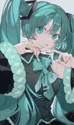 hatsune miku from vocaloid by makoto (roketto-massyumaro)