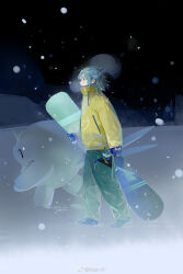  1boy blue_eyes blue_hair blue_mittens breath cetitan coat green_pants grusha_(pokemon) highres jacket looking_afar mittens noir_(ibaraki) pants pokemon pokemon_(creature) pokemon_sv snow snowboard snowing walking weibo_logo weibo_username winter_clothes winter_coat yellow_jacket 