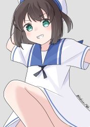  1girl absurdres black_hair blue_sailor_collar bob_cut daitou_(kancolle) dress green_eyes grey_background grin hat high_ponytail highres kantai_collection kashiwa_no_udon ponytail sailor_collar sailor_dress sailor_hat short_hair short_ponytail short_sleeves simple_background smile solo white_dress white_hat 