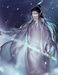  1boy black_hair blindfold chinese_clothes chinese_commentary cowboy_shot hair_bun hanfu highres holding holding_sword holding_weapon jian_(weapon) long_hair long_sleeves male_focus modao_zushi sash smile solo sword transparent_weapon watermark weapon weibo_watermark white_blindfold white_sash xiao_guan_(headdress) xiao_xingchen yueyuexiuxingzhong 