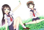  2girls azunyan73 black_hair brown_eyes clover four-leaf_clover green_eyes head_wreath long_hair multiple_girls school_uniform serafuku short_hair to_aru_kagaku_no_railgun to_aru_majutsu_no_index uiharu_kazari 