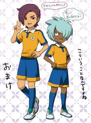  2boys blue_hair blush dark_skin inazuma_eleven_(series) inazuma_eleven_go kurama_norihito lightning_bolt male minamisawa_atsushi mizuhara_aki multiple_boys open_mouth purple_hair raimon soccer_uniform standing translation_request v 