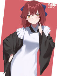  1girl absurdres apron black_kimono blue_bow bow breasts brown_eyes brown_hair character_name closed_mouth commentary coti_neko cowboy_shot finger_to_face hair_bow highres japanese_clothes kimono kohaku_(tsukihime) light_blush looking_at_viewer maid painttool_sai_(medium) red_background short_hair simple_background small_breasts smile solo straight-on tsukihime white_apron 