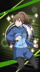  1girl anime_coloring ansatsu_kyoushitsu black_pantyhose blue_jacket blue_shorts breasts brown_hair closed_mouth collared_jacket combat_knife cowboy_shot green_background hair_ornament hair_scrunchie holding holding_knife holding_weapon jacket knife large_breasts long_sleeves morita_kazuaki motion_lines official_art pantyhose plaid_background ponytail red_scrunchie scrunchie short_hair shorts sidelocks smile solo speed_lines standing v-shaped_eyebrows violet_eyes weapon yada_touka 