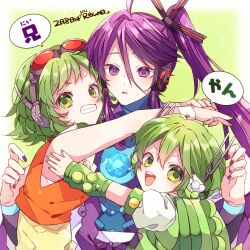  1girl 2boys :d ahoge bare_shoulders border clenched_teeth commentary_request double-parted_bangs goggles goggles_on_head green_background green_eyes green_hair gumi hair_between_eyes highres kaho_0102 kamui_gakupo long_hair long_sleeves looking_at_viewer multiple_boys nail_polish open_mouth orange_shirt outside_border purple_hair purple_nails purple_shirt red-tinted_eyewear ryuuto_(vocaloid) shirt short_hair side_ponytail sleeveless sleeveless_shirt smile teeth tinted_eyewear translation_request upper_body v-shaped_eyebrows violet_eyes vocaloid white_border wrist_cuffs 