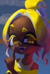  1girl blonde_hair colored_eyelashes colored_tongue dark-skinned_female dark_skin dbwuqldvec82805 fangs frye_(splatoon) inkling long_pointy_ears open_mouth pointy_ears shawl short_eyebrows smile solo splatoon_(series) splatoon_3 splatoon_raiders tentacle_hair uneven_eyes yellow_eyes yellow_shawl 