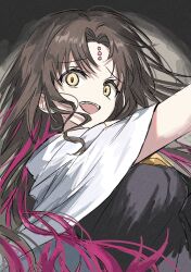  1girl breasts brown_hair facial_mark fate/grand_order fate_(series) forehead_mark highres large_breasts long_hair looking_at_viewer multicolored_hair open_mouth parted_bangs pink_hair sessyoin_kiara smile solo syst098 two-tone_hair upper_body yellow_eyes 