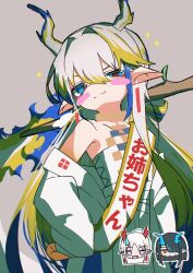  1girl :3 arknights blue_eyes blue_horns blush character_sticker coat dragon_girl dragon_horns dusk_(arknights) eyebrows_hidden_by_hair grey_background grey_hair hair_between_eyes hair_intakes hair_ornament hair_stick highres horns looking_at_viewer nian_(arknights) open_clothes open_coat orange_hair pointy_ears purple_hair red_horns shirt shu_(arknights) sidelocks simple_background sleeveless sleeveless_shirt smug star_(symbol) sticker takenuco translation_request upper_body violet_eyes white_coat white_hair white_shirt 