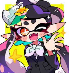 +_+ 1girl :d black_hair black_jacket border bow bow-shaped_hair callie_(splatoon) fangs food food_on_head inkling jacket long_hair looking_at_viewer mole mole_under_eye multicolored_hair object_on_head official_alternate_costume one_eye_closed open_mouth pointy_ears purple_hair simple_background smile solo splatoon_(series) splatoon_1 tentacle_hair twintails two-tone_hair upper_body white_border white_bow yellow_background yellow_eyes yoshishi_(yosisitoho)