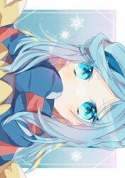  1boy blue_background blue_hair blue_mittens blue_scarf border grusha_(pokemon) highres jacket long_hair long_sleeves looking_at_viewer male_focus mittens pokemon pokemon_sv scarf scarf_over_mouth sideways simple_background snowflake_background solo striped_clothes striped_scarf to_camellia two-tone_scarf upper_body white_border yellow_jacket 