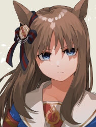  1girl absurdres animal_ears blue_eyes blue_jacket bow brown_hair closed_mouth commentary_request ear_bow eyebrows_hidden_by_hair grass_wonder_(stone-piercing_blue)_(umamusume) grass_wonder_(umamusume) grey_background highres horse_ears jacket kogeta_kaori long_hair looking_at_viewer multicolored_hair sailor_collar simple_background solo striped_bow two-tone_hair umamusume upper_body v-shaped_eyebrows white_sailor_collar 