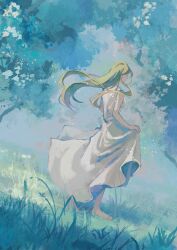  alice_deross barefoot blonde_hair clothes_lift dress dress_lift faceless faceless_female facing_away floating_clothes floating_hair grass highres identity_v lifting_own_clothes tate_mm tree wavy_hair white_dress 