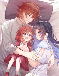  1boy 2girls absurdres ahoge black_hair blue_eyes character_request child chinese_commentary closed_mouth collared_shirt colored_inner_hair commentary_request cuddling double-parted_bangs dress family grey_dress grey_shirt hair_between_eyes head_on_pillow highres honkai_(series) honkai_impact_3rd long_bangs looking_at_another multicolored_hair multiple_girls on_bed open_mouth pillow red_eyes red_hair red_socks seele_(honkai:_star_rail) shirt short_hair short_sleeves smile socks speech_bubble three-quarter_sleeves very_short_hair violet_eyes welo 