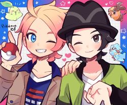  2boys black_hair black_hat blonde_hair blush brown_eyes brown_jacket chikorita commentary_request copyright_name fedora gradient_hair green_jacket grin gyaru_v hand_on_another&#039;s_shoulder hat highres holding holding_poke_ball jacket male_focus multicolored_hair multiple_boys one_eye_closed paxton_(pokemon) pink_hair poke_ball poke_ball_(basic) pokemon pokemon_(creature) pokemon_legends:_z-a short_hair smile tepig totodile urbain_(pokemon) v yataba 