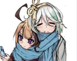  2girls =_= ahoge blonde_hair blue_scarf blush brown_hair cecilia_immergreen cellphone closed_eyes closed_mouth gigi_murin green_hair hashtag-only_commentary holding holding_phone hololive hololive_english multicolored_hair multiple_girls phone rycevila scarf shared_clothes shared_scarf simple_background smartphone smile two-tone_hair violet_eyes virtual_youtuber white_background white_hair winding_key 