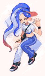  1girl absurdres bag big_hair black_shoes blue_hair blue_pants blue_trim colored_tips crop_top cropped_shirt fingernails hand_up high_ponytail highres holding holding_pen jinkoika long_fingernails long_hair looking_at_viewer midriff multicolored_hair navel octoling octoling_girl octoling_player_character open_mouth pants pen pink_eyes pink_hair ponytail print_shirt shirt shoes shoulder_bag sideways_hat smile solo splatoon_(series) splatoon_3 teeth tentacle_hair two-tone_pants upper_teeth_only very_long_hair visor_cap waving wavy_hair white_pants white_shirt 