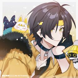  &gt;_&lt; 1boy 3others :3 absurdres animal artist_name asaba_harumasa asaboo_(zenless_zone_zero) bangboo_(zenless_zone_zero) beanie black_gloves black_hair blue_cat blue_scarf cat choker closed_mouth coat collarbone commentary gloves gradient_background half_gloves hat headband highres looking_at_viewer male_focus multiple_others naru9 parted_bangs pom_pom_(clothes) pom_pom_beanie scarf shirt short_hair smile snowing upper_body white_cat white_shirt wristband yellow_background yellow_coat yellow_hat yellow_headband yellow_scarf zenless_zone_zero 