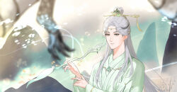  1boy chinese_clothes chinese_hairpin circlet closed_mouth clouds cloudy_sky facial_mark fingernails forehead_mark green_eyes green_hanfu green_sky grey_hair hair_bun hanfu highres holding holding_paintbrush kohanai_setsuna light_particles long_hair long_sleeves looking_ahead male_focus mountain nikki_(series) nostrils paintbrush palms pointy_nose shining_nikki sidelocks single_hair_bun sky smile solo thick_eyebrows thousand-mile_heartland_(shining_nikki) twitter_username upper_body very_long_hair wenren_dian_(shining_nikki) wide_sleeves wind 