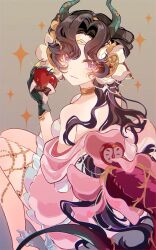  1girl anjo_nala anjo_nala_(forbidden_fruit) apple bare_shoulders black_hair commentary demon_horns dress feet_out_of_frame flower food from_behind fruit gloves gold_choker green_gloves green_horns hair_flower hair_ornament hand_up highres holding holding_food holding_fruit horns lizard_tail long_hair looking_at_viewer looking_back lucci_(lucci1544447) official_alternate_costume pink_dress pink_eyes purple_tail reverse:1999 short_dress sitting smile solo sparkle symbol-only_commentary tail turning_head white_flower 