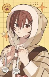  18trip 1boy animal_hood black_eyes brown_overalls dog_hood hair_ornament hairclip hashtag-only_commentary heterochromia holding holding_string hood hood_up hoodie long_sleeves looking_at_viewer male_focus nishizono_renga overalls paw_print red_eyes red_hair ruuuby922 shirt short_hair solo sparkle string striped_clothes striped_shirt upper_body yellow_background yellow_shirt 