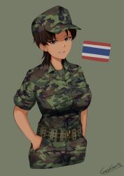  1girl absurdres belt black_hair breasts brown_eyes camouflage camouflage_headwear camouflage_jacket camouflage_pants cold_war commentary dog_tags green_background green_belt green_shirt grin grzegorz1996 hands_in_pockets highres jacket large_breasts looking_at_viewer military military_fatigues military_rank_insignia military_uniform original pants royal_thai_army shirt signature simple_background sleeves_rolled_up smile thai_flag thailand 
