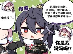  2girls bandeau bare_shoulders black_bandeau black_gloves black_hair chibi chibi_inset chibi_only chinese_commentary chinese_text commentary_request elbow_gloves gloves green_background hair_between_eyes high_ponytail highres holding holding_jewelry holding_necklace hood hood_up jewelry jitome kasimira_(stella_sora) motherly multiple_girls necklace official_art orange_eyes pendant pink_hair ponytail speech_bubble stella_sora translation_request upper_body 