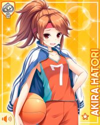  1girl ball basketball_(object) basketball_uniform blue_jacket brown_eyes brown_hair card_(medium) character_name girlfriend_(kari) hand_on_own_hip hatori_akira headband holding holding_ball jacket jacket_on_shoulders looking_at_viewer multicolored_shirt official_art orange_shirt ponytail qp:flapper red_headband shirt sleeveless solo sportswear standing track_jacket yellow_background 