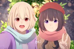  2girls absurdres black_hair blonde_hair christmas closed_mouth commentary_request hat highres inoue_takina jacket kage_ochi long_hair lycoris_recoil multiple_girls nishikigi_chisato open_mouth red_hat scarf short_hair smile teeth twitter twitter_username v winter_clothes 