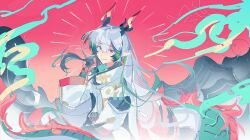  1boy arknights blue_hands blue_streaks closed_mouth colored_extremities dragon_boy dragon_horns dragon_tail earrings eastern_dragon_horns eastern_dragon_tail green_streaks grey_hair hair_between_eyes hand_up horns jewelry long_hair looking_at_viewer male_focus multicolored_hair pink_background pink_eyes pointy_ears qingshan_gong_wo smile solo streaked_hair tail upper_body yi_(arknights) 